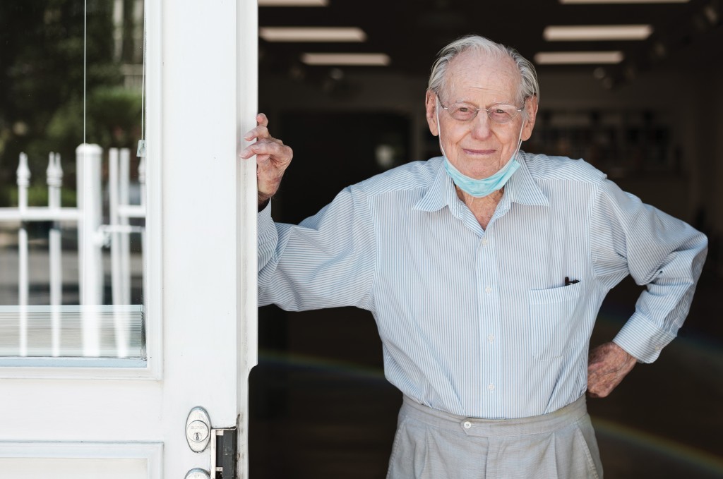 Photo of artist Wayne Thiebaud standing in doorway.